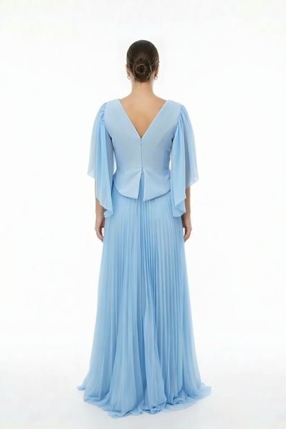 فستان سهرة أزرق فاتح مزين ومطوي بمقاسات كبيرة